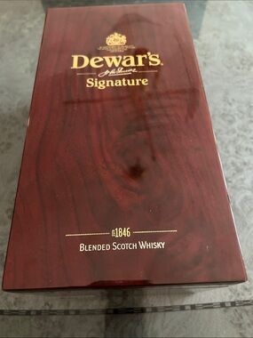 Dewar's Signature Blended Scotch Whisky Gift Box - Deep Mahogany